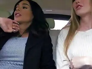 Shemale-Porno-Video: Dominante T-Girls reißen Cis-BDSM-Liebhaber auf und ficken