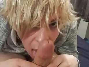 8 minutes de femboy en train de lui sucer la bite