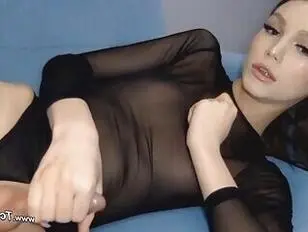 Superbe femme transexuelle se masturbant avec son dildo