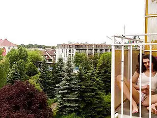 Une fille trans avec une bite dure décide de se branler pendant l'été