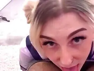 Jolie blonde TS suce une bite