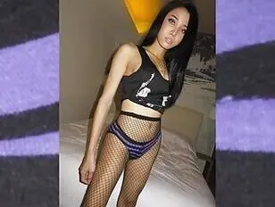Ladyboy en bas résille noirs à cru