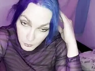 Fille trans qui fume et te parle en jouant