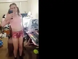 Mooie roze shemale masturbeert