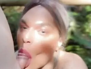 Fellation transexuelle femboy dans la jungle