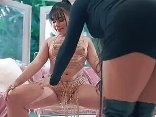 Tgirl-Fotografin fickt ihr Aktmodell