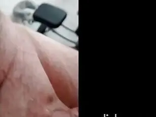 Großes Mädchen lutscht,während ihr Mann es filmt,um sie anderen Männern als Hure anzubieten