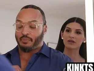 TS Zariah Aura legt Dillon Diaz eine Leine an,um ihn hart und tief zu ficken