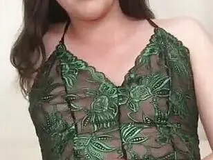 Patricia Ormerod,jeune femme transsexuelle,caresse sa belle bite dure et ses grosses couilles pour vous