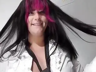 Transsexuelle amateur chaude suce et chevauche une bite