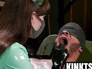 Transbabae Natalie Woods kokhalst en melkt Dillon Diaz in intens toneelstuk