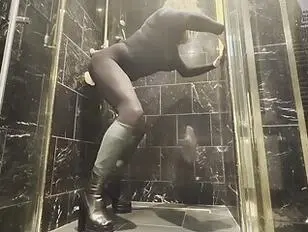 Lanachapelle Shemale Solo Fun dans une chambre d'hôtel sous la douche