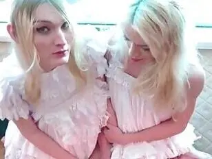 Maîtresse entraîne Sasha et Jenny à être de bonnes poules mouillées