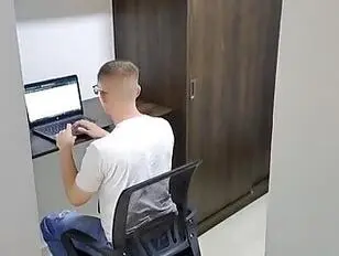 A colombiana Valeria Toro detona o trabalho do namorado e transa com ele