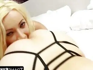 TransSteamy.com - Blonde tranny Sasha krijgt haar pik gezogen door sexy Alexa Scout