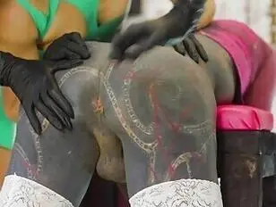 Femdom Anuskatzz dominuje nad gorącą transseksualistką z jej sprzymierzeńczyniami,boginią lateksu,z pasem i narzędziem seksualnym