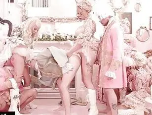 Trzy transseksualne księżniczki z dużymi cyckami mają twarde penisy i potrzeby analne