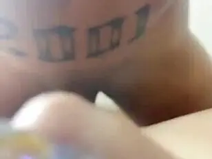 Loira gostosa travesti com peitos grandes faz sexo anal e boquete até o orgasmo