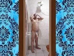 Il mio bel bagno con un cazzo duro 001