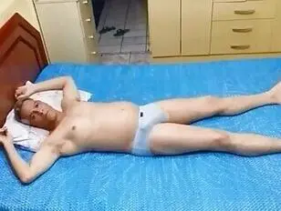 Riposare bene con un cazzo duro 001