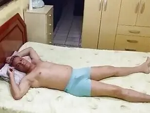 Riposare bene con un cazzo duro 005