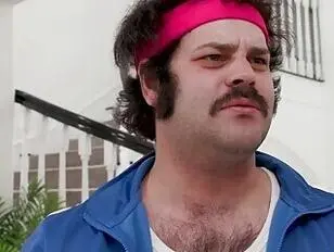 Cheerleaderka Bimbo wita młodego mężczyznę