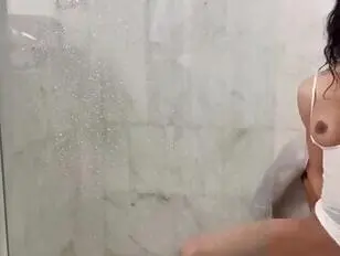 Anal intense mutuel sous la douche