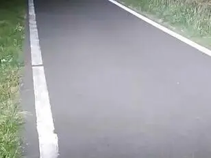 Жалкая шлюха Бьянкасси выставляет себя напоказ на улице в воскресенье утром