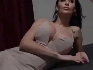 Biuściasta transseksualistka zdejmuje sukienkę i masturbuje się