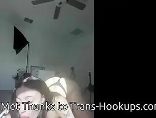 Blada transseksualna laska obciąga i jeździ na czarnym kutasie