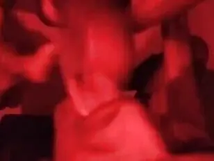 Transfrau lutscht großen indischen Schwanz und wird anal gefickt