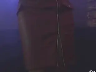 Transseksualna siostra przyrodnia uprawia seks analny w klubie