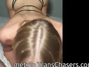 चमकदार सुनहरे बालों वाली टी-गर्ल मुखमैथुन और गुदा मैथुन