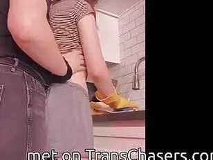 Geil shemale-koppel neukt in de keuken