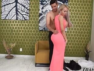 Duża dupa transseksualistki bierze niesamowitego kutasa