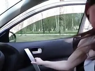 Brunette ts masturbeert in de auto naast mij