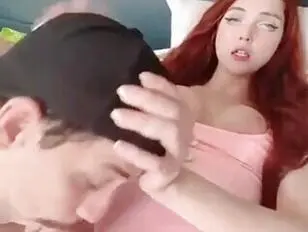 Sexy roodharige nerd-tgirl heeft seks in verschillende posities en outfits