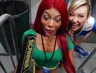 Lola Morena i Adira Allure ssą kutasy i są ruchane przez ochroniarzy