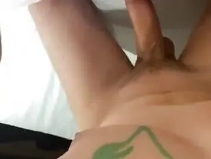 Czerwona transseksualistka w bieliźnie otrzymuje wytrysk na plecy podczas bolesnego wytrysku w plecy