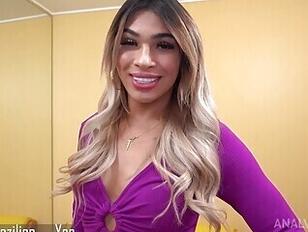 21-jarige knappe Raissa White voor het eerst geneukt