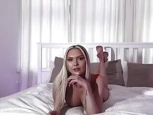 Hete trans uit Finland Ella Alissa wordt geneukt door gescheurde kousen en hij komt klaar in haar geweldige kont