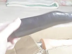 क्यूट ट्रैनी DaniTheCutie अपने सुंदर छोटे नितंबों पर पारंपरिक गुदा मोतियों का उपयोग करने की कोशिश करती है