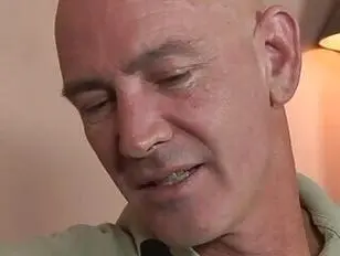 baiser brutalement la baby-sitter