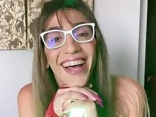 Ora è piuttosto sexy,voglio vederla scopare qualcuno con quel gran cazzo