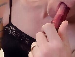 Vestito di nero e biondo