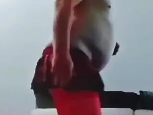 Moja pieprzona sissy suka uwielbia duże dildo