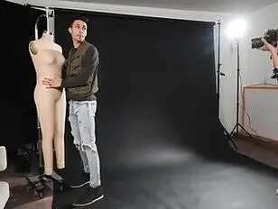 Amanda Riley se fait baiser par le jeune assistant hypnotisé du photographe