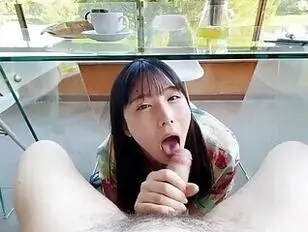 सेक्सी एशियन ट्रांसगर्ल शानदार ब्लो जॉब दे रही है (POV)।