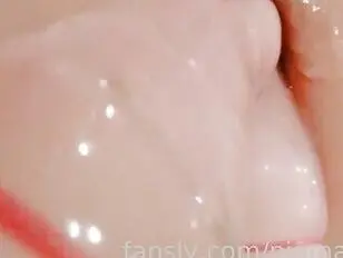 Feboy japonês com os dois punhos cerrados como uma vadia