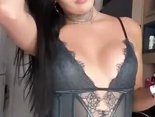 एक कामुक ट्रांसजेंडर लड़की अपने प्रशंसकों के लिए कैमरे पर कपड़े उतार रही है